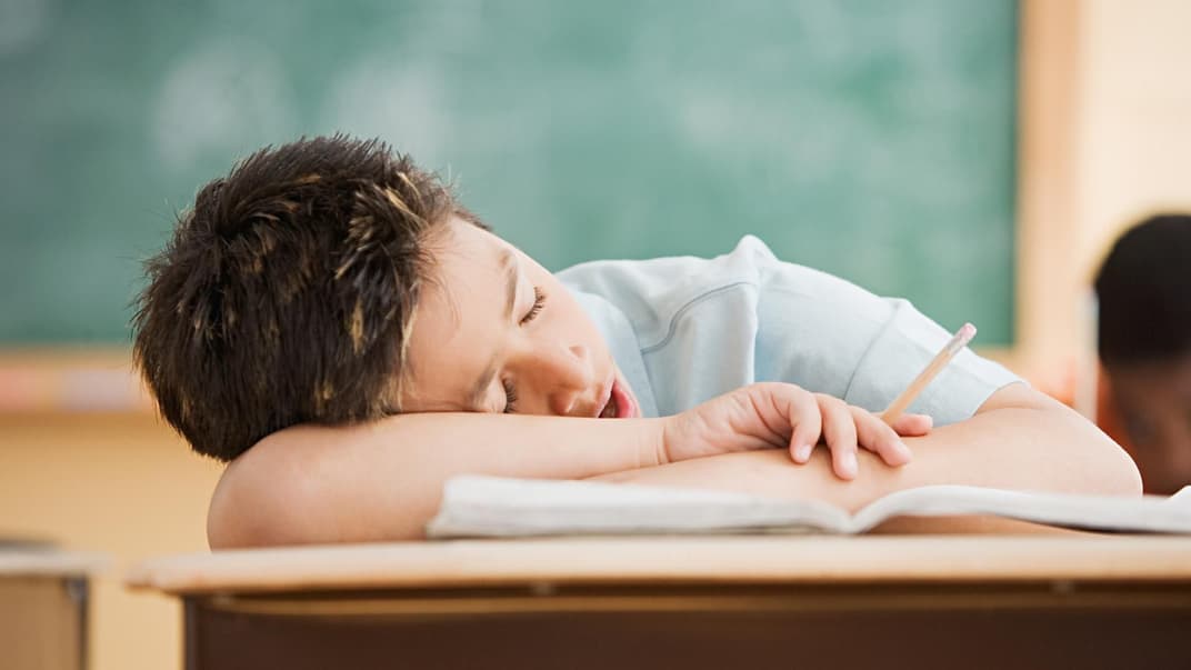Müder Junge in der Schule.