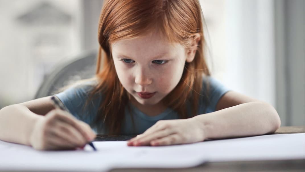 Ein Mädchen, das schreibt.