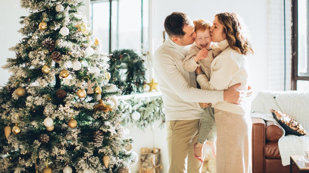 Familie feiert Weihnachten mit Kind