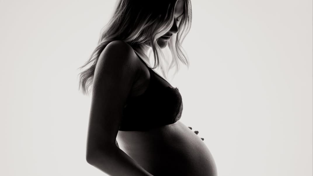 Eine schwangere Frau in schwarz-weiß fotografiert ... 