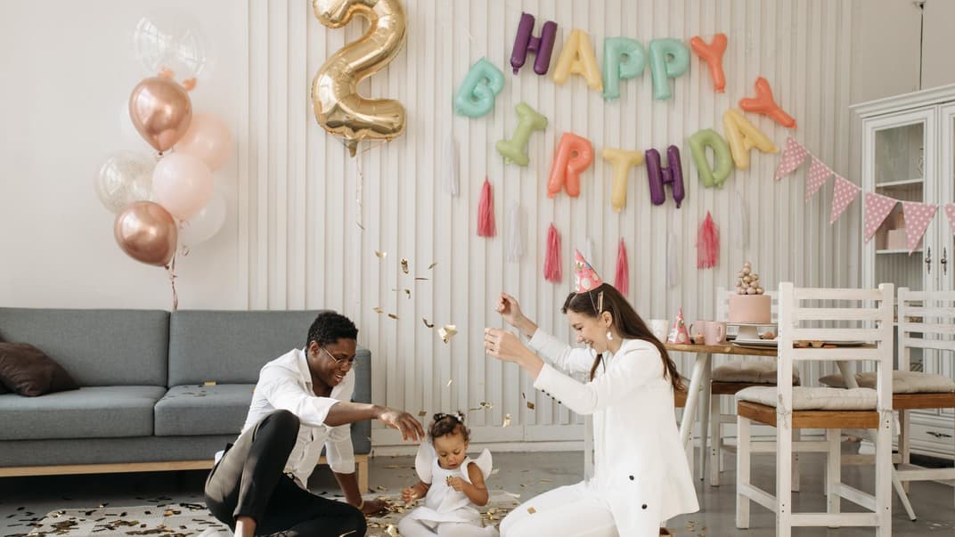 Eine kleine 3-köpfige Familie feiert den 2. Geburtstag.