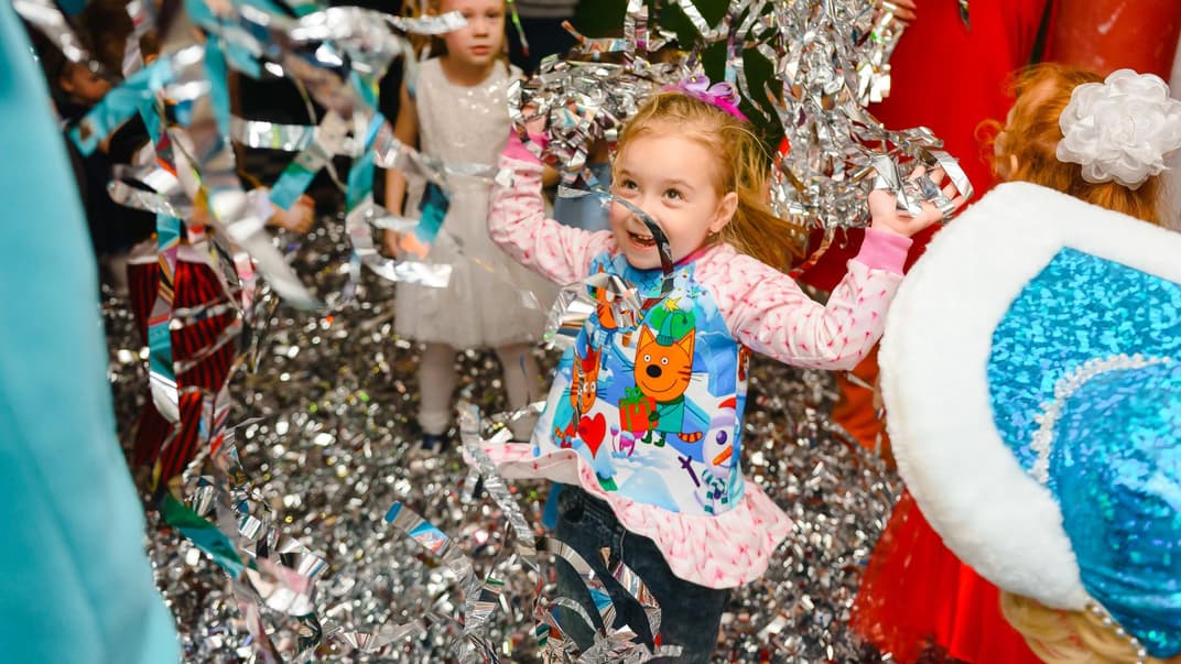 Kinder haben drinnen Spaß auf dem Kindergeburtstag.
