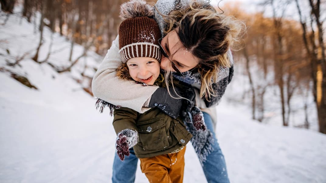 Mutter und Sohn im Schnee: Schneepflug-Eltern räumen den Kindern alle Hindernisse aus dem Weg. 