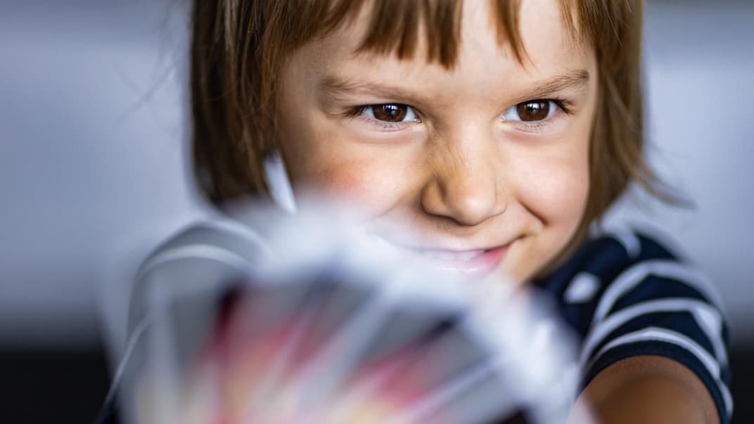 Spaßig und lehrreich: Kartenspiele für Kinder sind nach wie vor super beliebt!