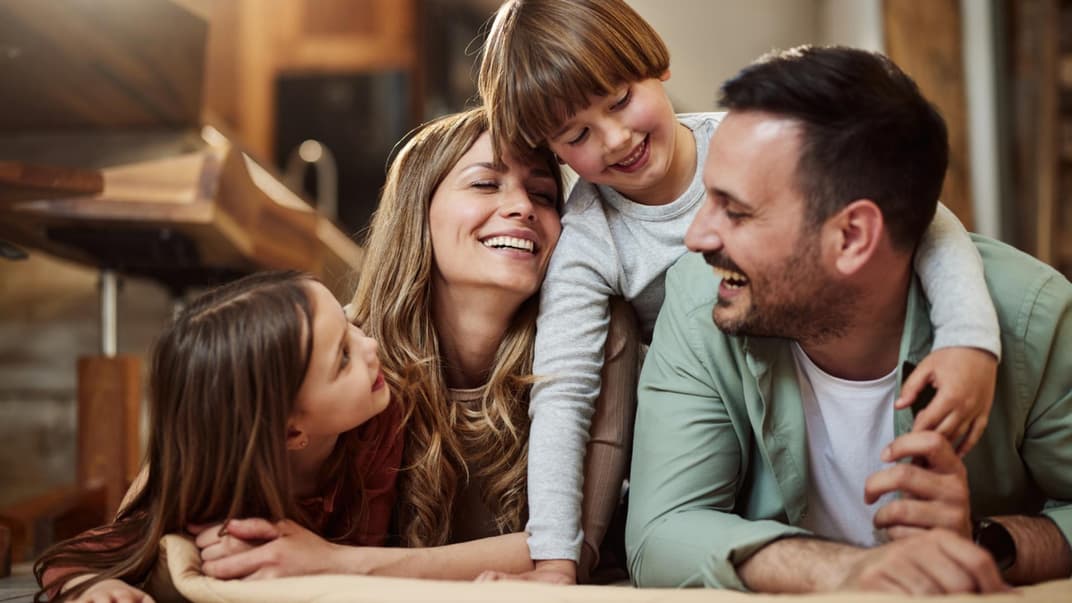Glückliche Familie kuschelt.