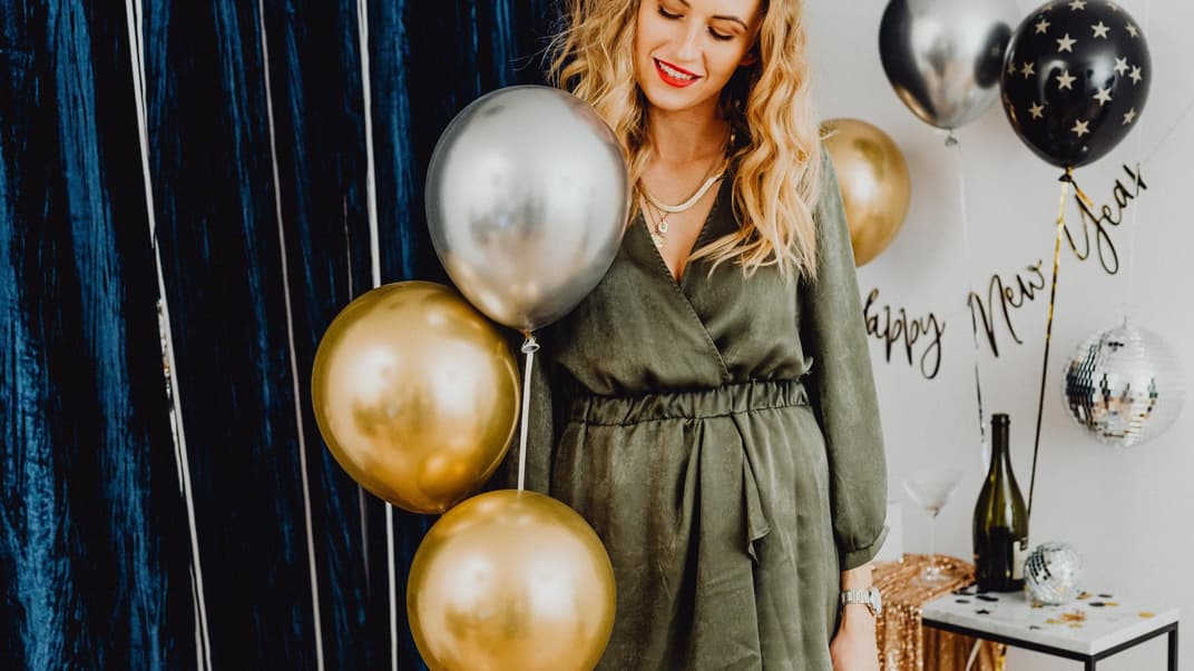 Eine schwangere Frau auf einer Silvester-Party Eine schwangere Frau auf einer Silvester-Party