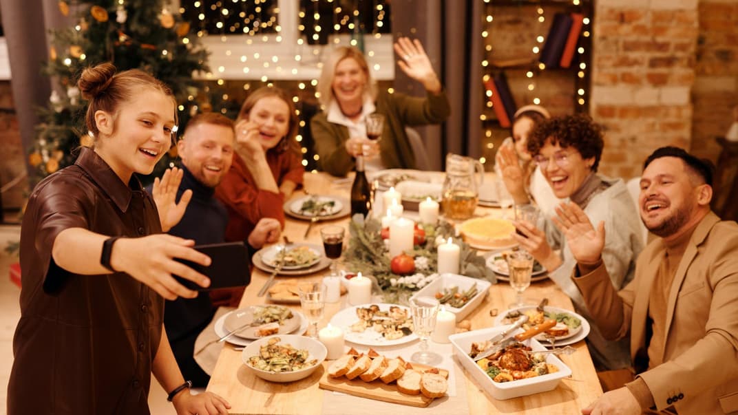 Eine Familie sitzt zusammen beim Abendessen. 
