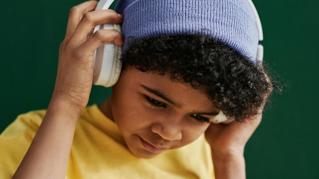 Eine Junge mit Kopfhörern