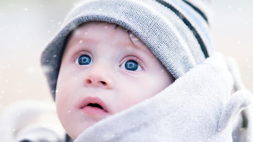 Baby Lippenpflege: Wenn es draußen kalt ist, braucht die Haut der Kleinsten Schutz. 