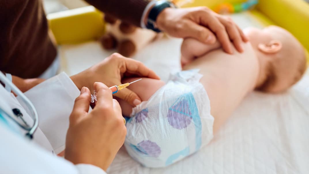Baby wird in den Oberschenkel geimpft.