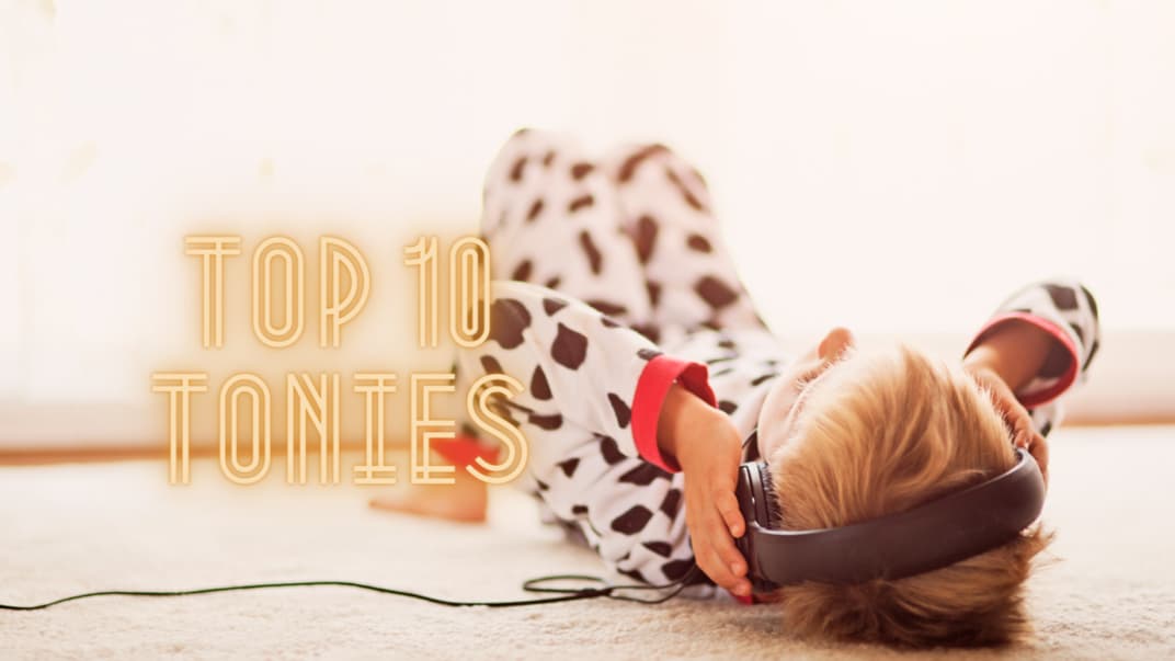 Junge hört Musik mit Kopfhörern.