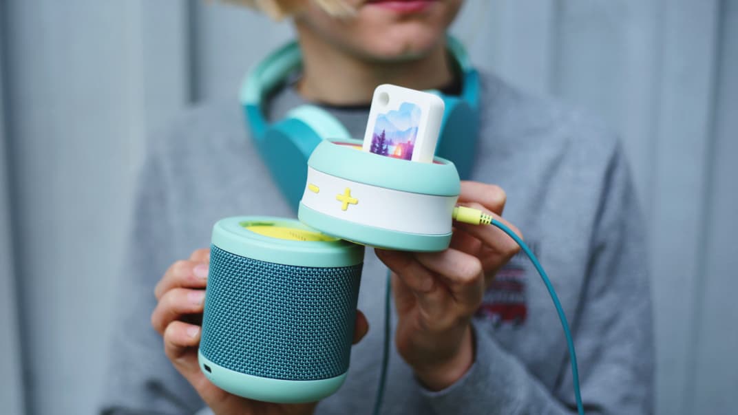 Kleines Mädchen mit dem Audioplayer "Galakto".