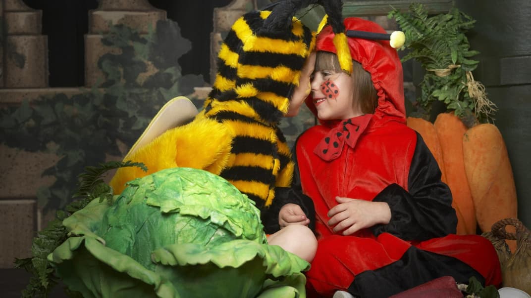 Zwei verkleidete Kinder zu Fasching: Mit Marienkafer-Schminkerei