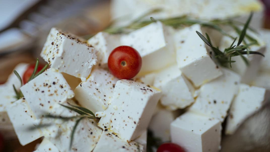 Viele Schwangere fragen sich, ob Feta in der Schwangerschaft erlaubt ist.