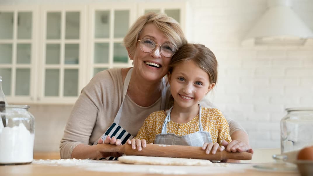 Großmutter backt mit ihrer Enkelin.