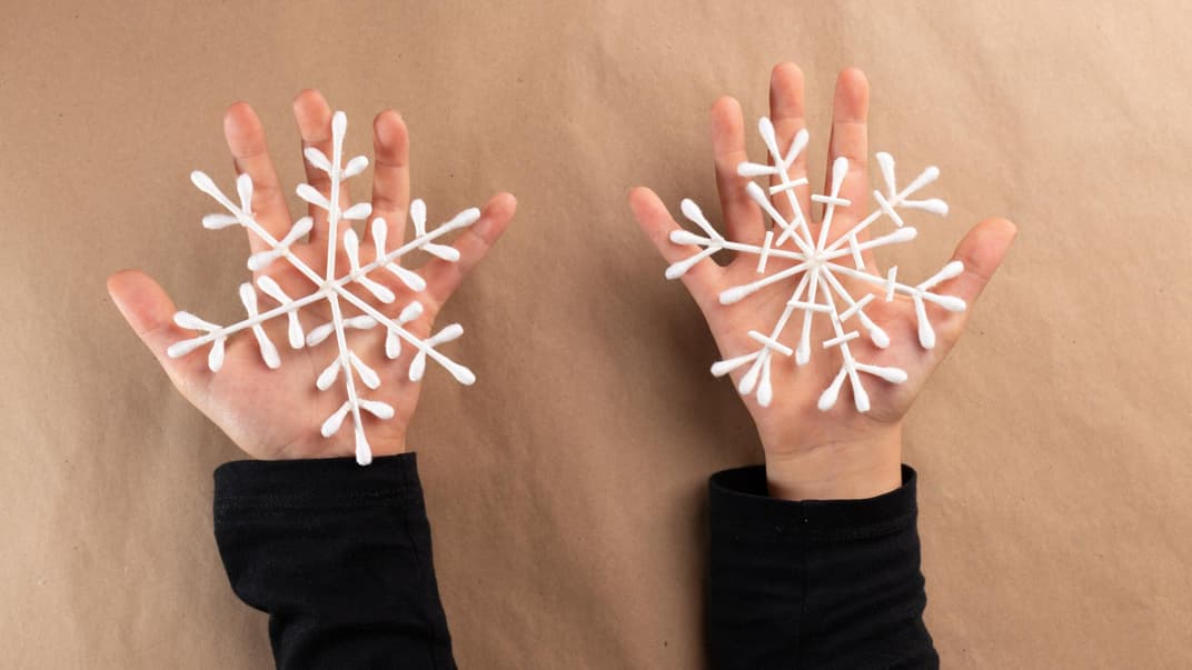 Schneeflocken aus Wattestäbchen