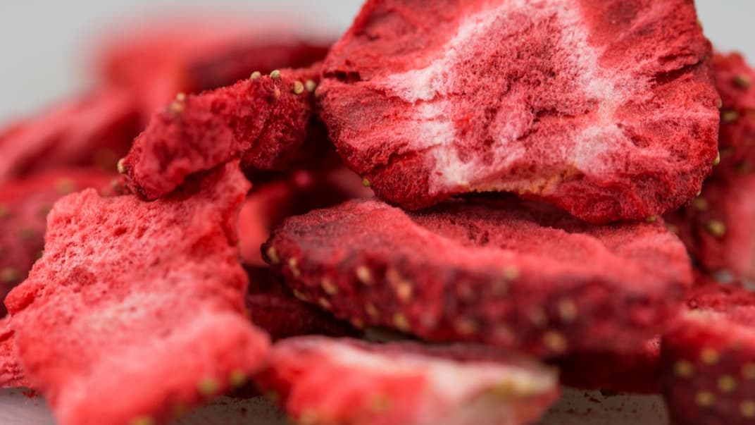 Nahaufnahme von gefriergetrockneten Erdbeeren 