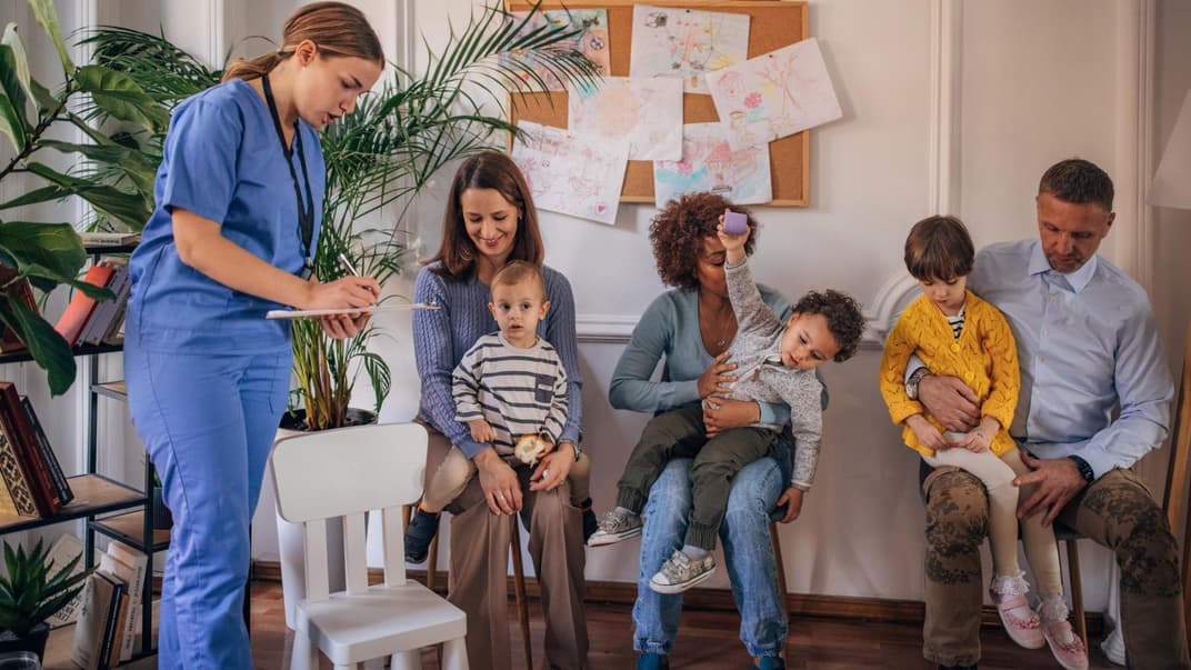 Volles Wartezimmer beim Kinderarzt.