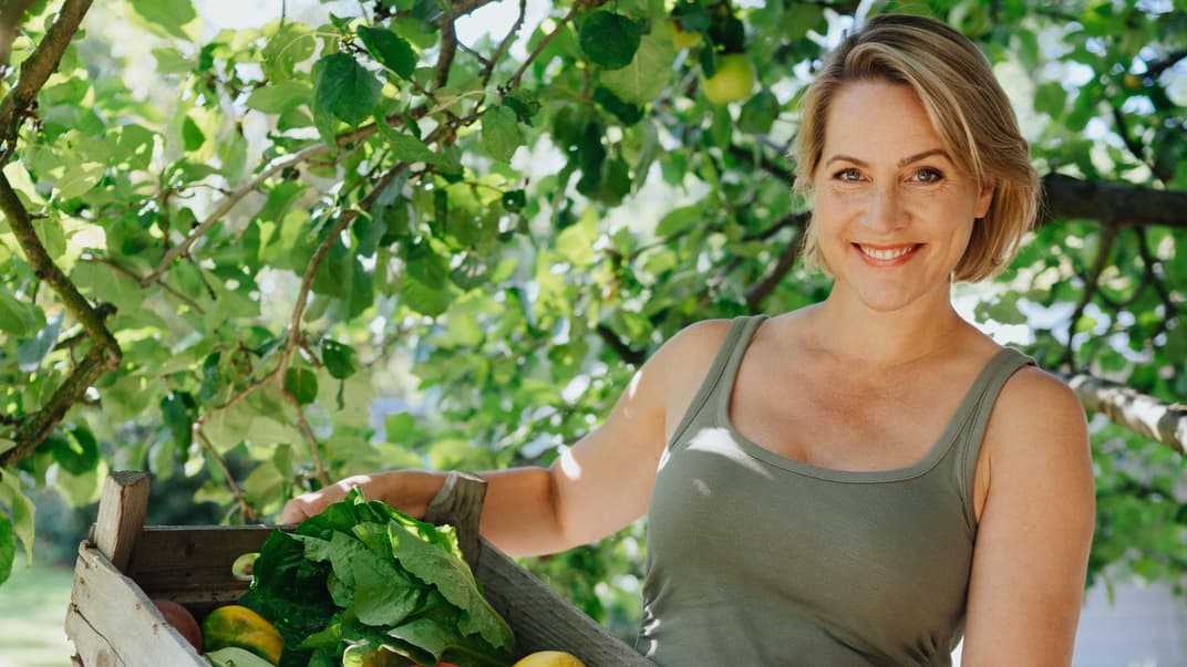 Judith Rakers hält eine Gemüsekiste