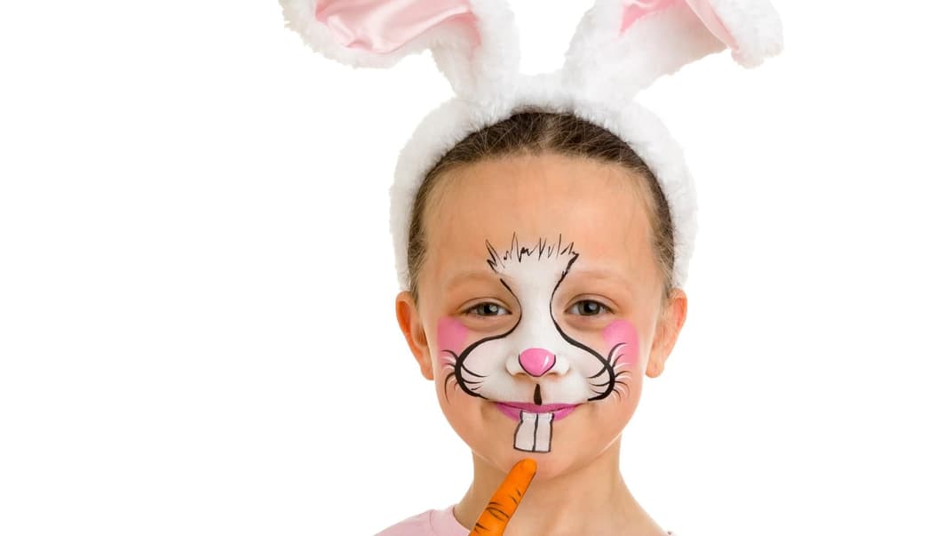 Ein junges Mädchen, das als Hase geschminkt wurde