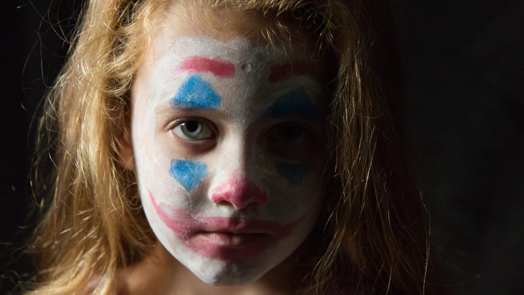 Unglückliches Mädchen in Clownskostüm: Nicht alle Kinder lieben Fasching.