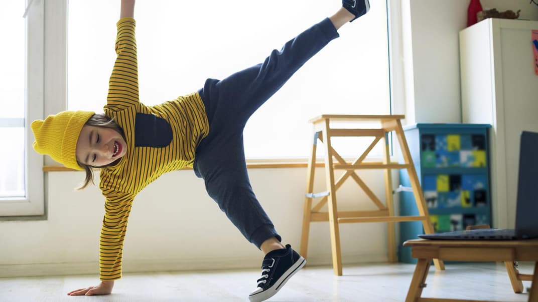 Kleiner Junge tanzt zu Hause.