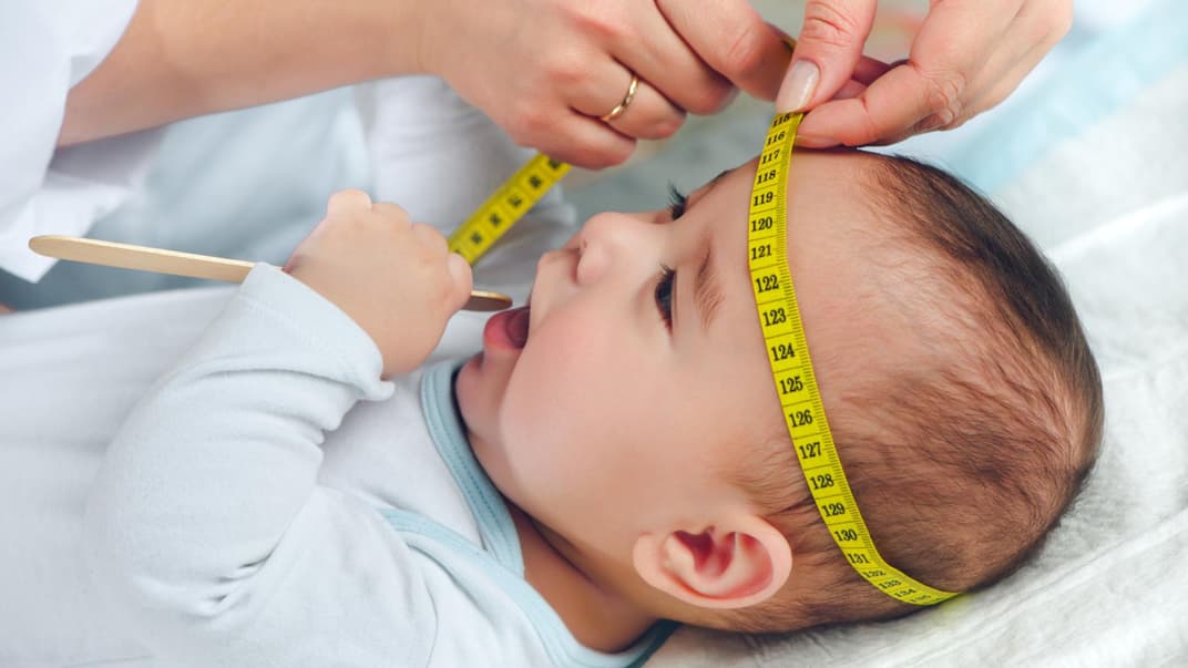 Der Kopfumfang von Babys wird meistens bei den U-Untersuchungen gemessen. 