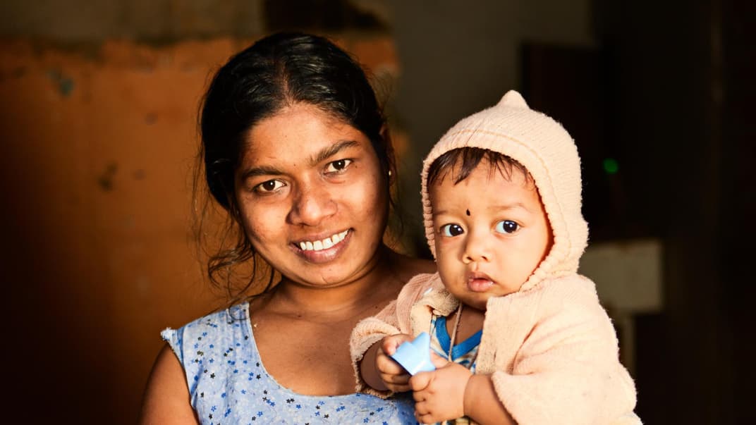 Porträt von Sri-lankischer Mutter mit ihrem Baby.