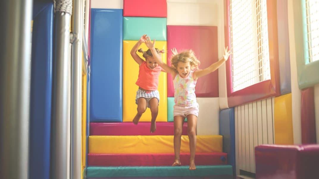 Zwei Mädchen in einem Indoorspielplatz