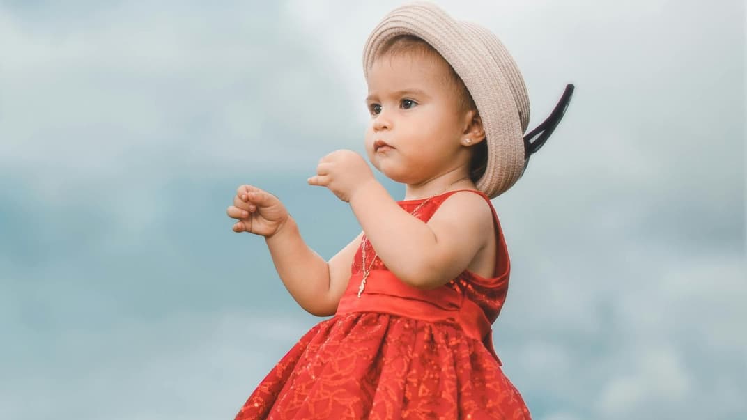 Mädchen mit rotem Kleid in den Bergen.