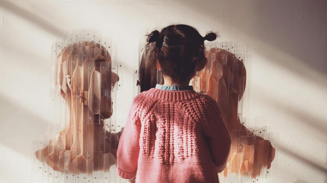 Ein Mädchen guckt sich ein Kunstwerk an. 