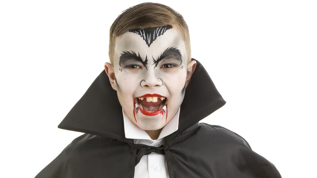 Ein Junge, der als Vampir verkleidet ist