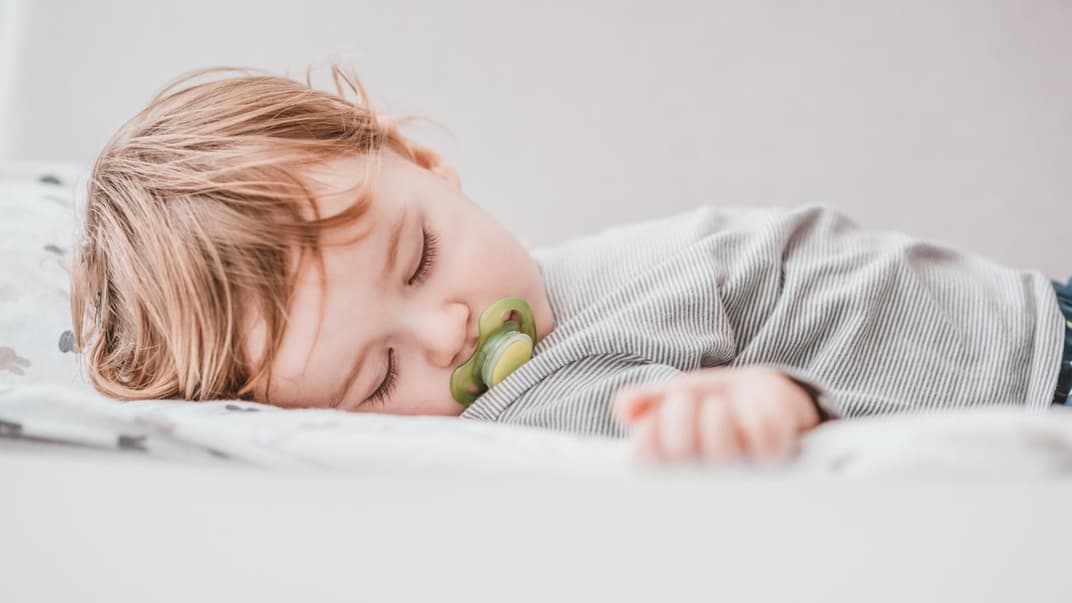 Ein Baby- und Kinderbett will gut ausgesucht sein, damit es allen Ansrpüchen genügt.
