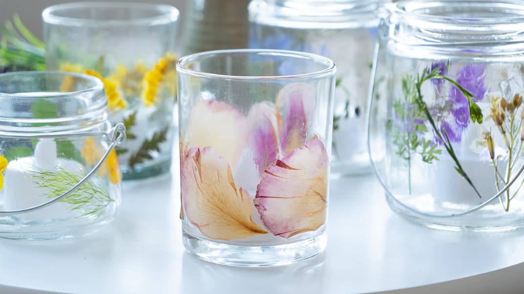 Windlichter aus gepressten Blüten: ein mega Trend, der nicht schwer nachzumachen ist.
