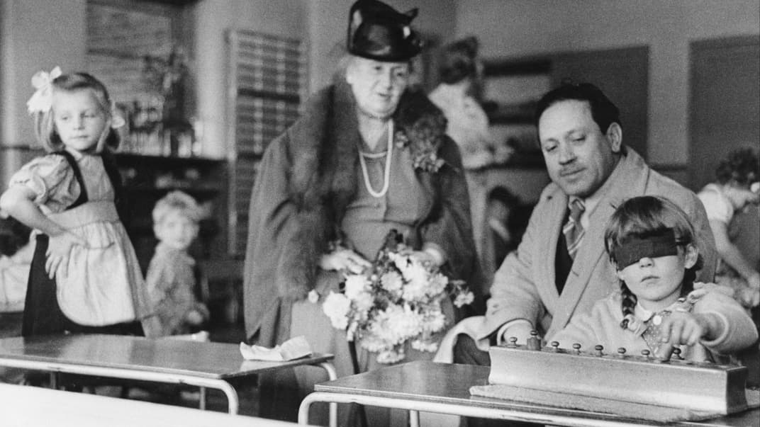 Maria Montessori mit ihrem Neffen und Schulkindern. Maria Montessori mit ihrem Neffen und Schulkindern.