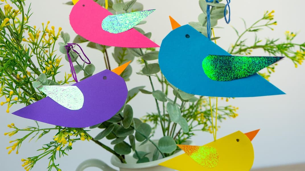 Bastelei für den Frühling: der Herz-Vogel aus Pappe