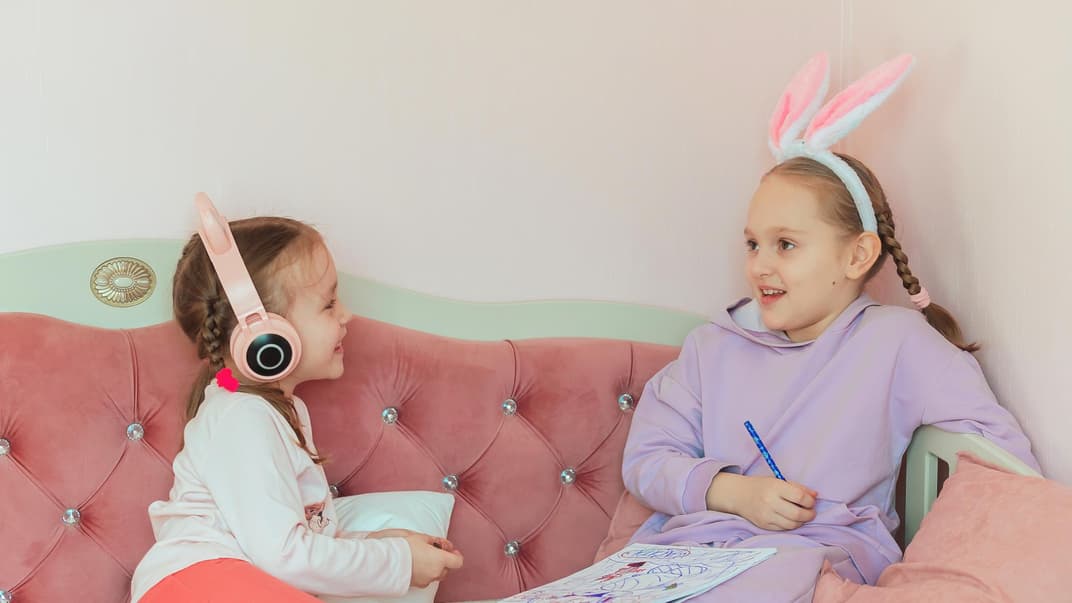 Zwei Mädchen zusammen auf einer Couch