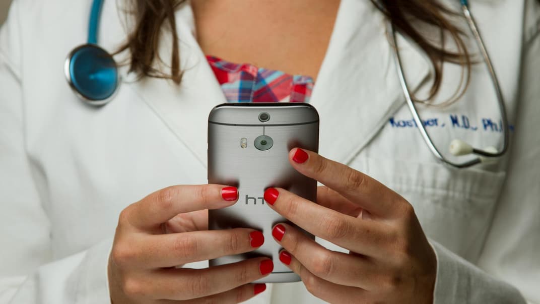 Ärztin arbeitet mobil mit Smartphone.