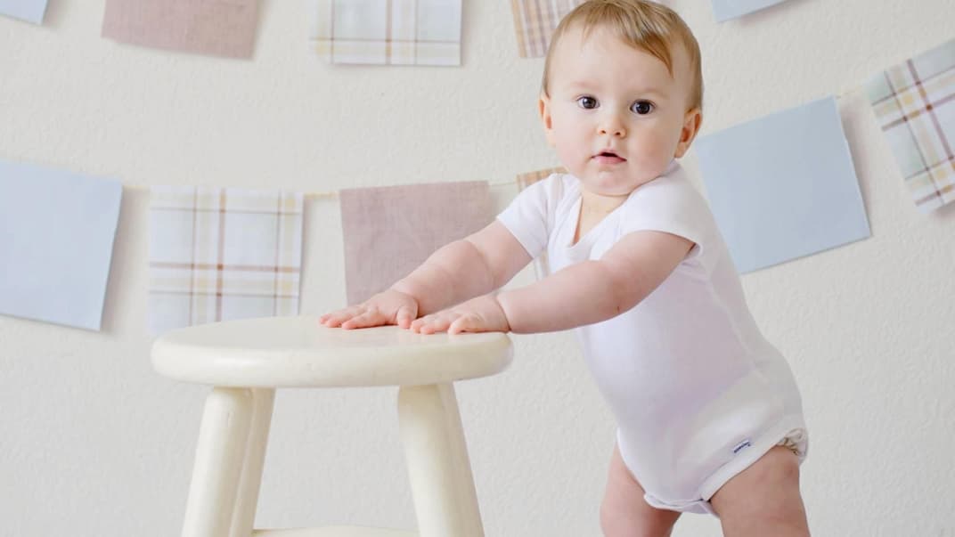 Kleinkind lernt laufen.