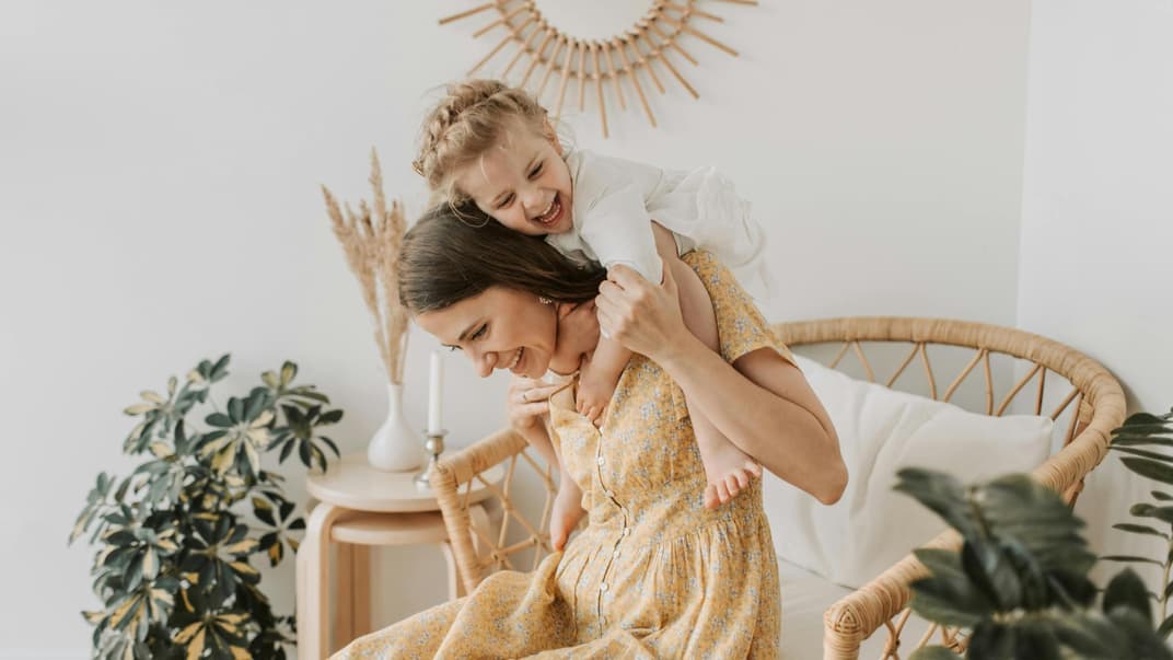 Eine Mama und ihre Tochter toben. 