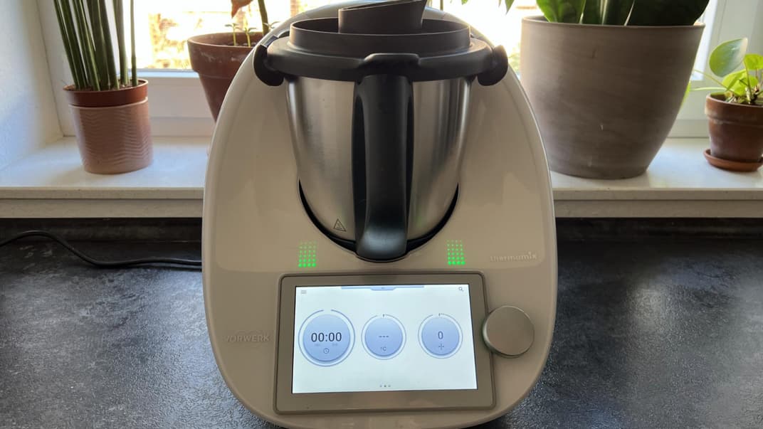 Thermomix TM 6 steht vor einem Fenster.