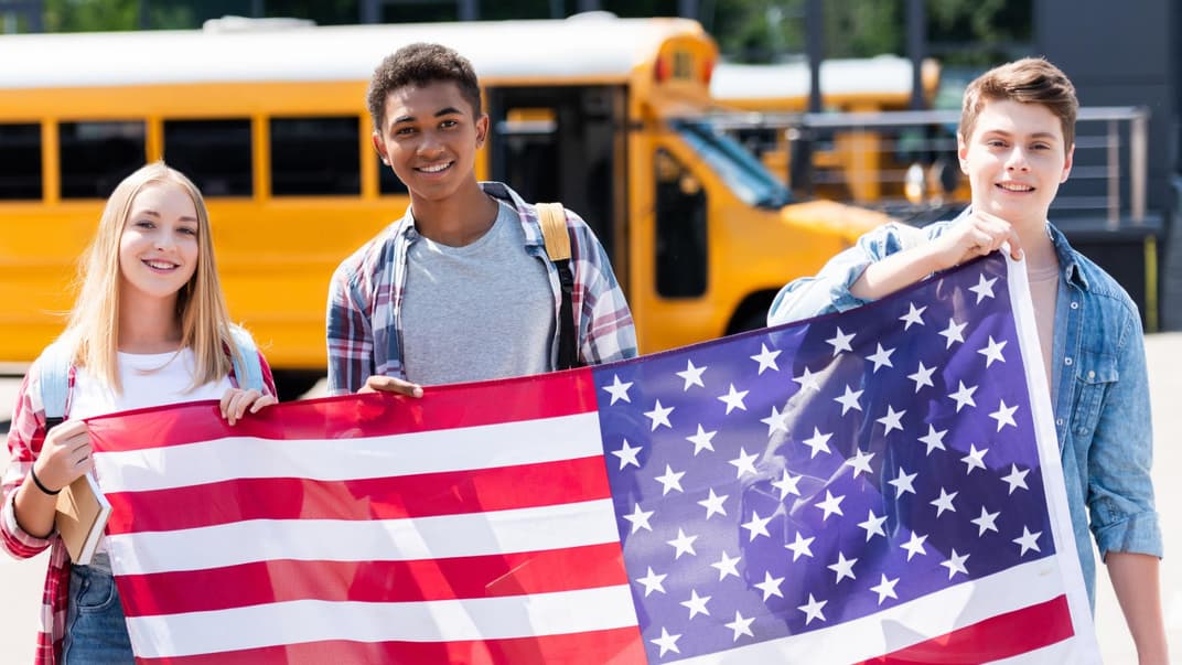 Drei Teenager mit der amerikanischen Flagge