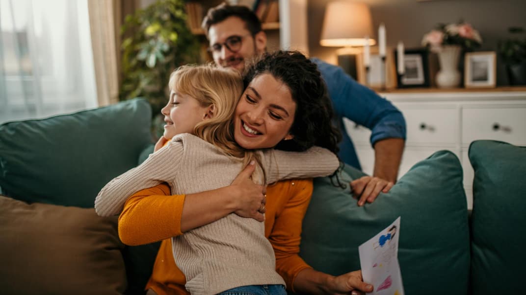 Eine Umarmung zwischen Mutter und Tochter