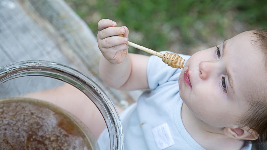 Ein Baby, das Honig isst.
