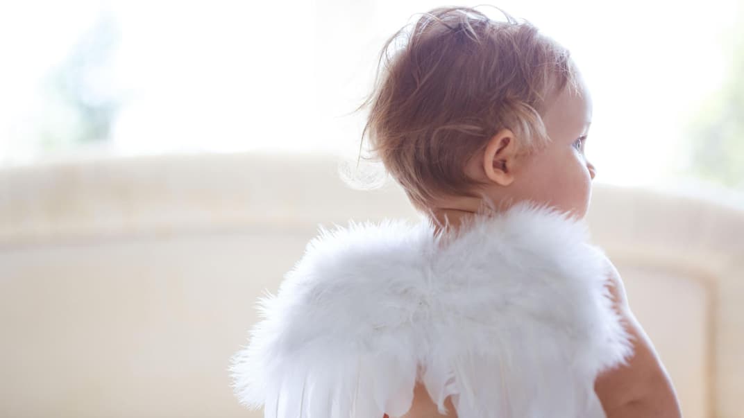 Ein Baby mit Engels-Flügeln 