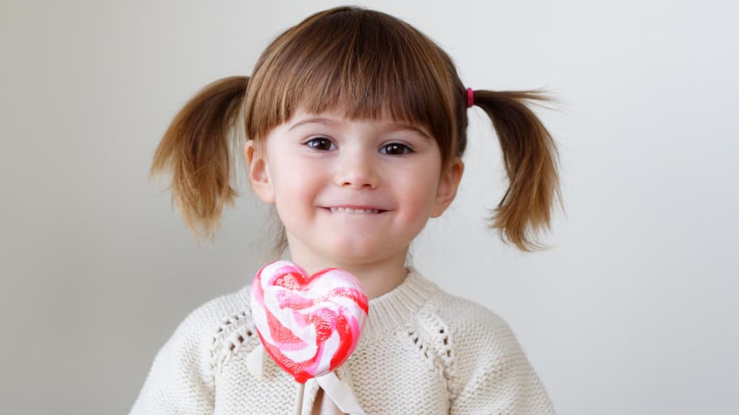 Ein Mädchen, das einen Lolli hält