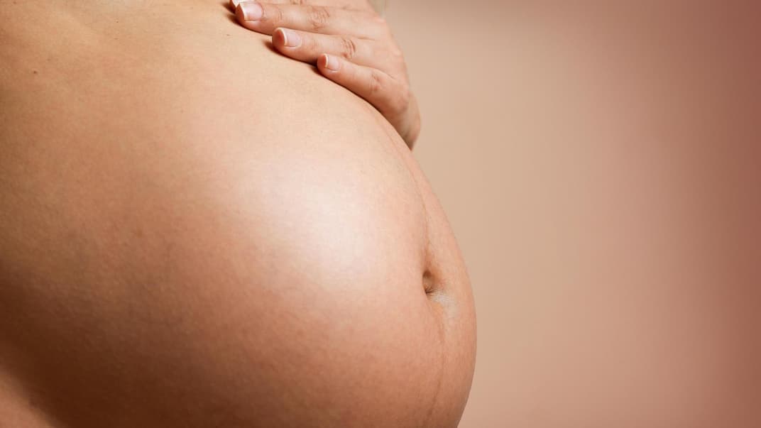 Ein runder Bauch in der Schwangerschaft