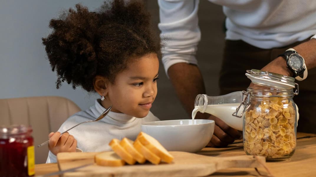 Mädchen bekommt Cornflakes.