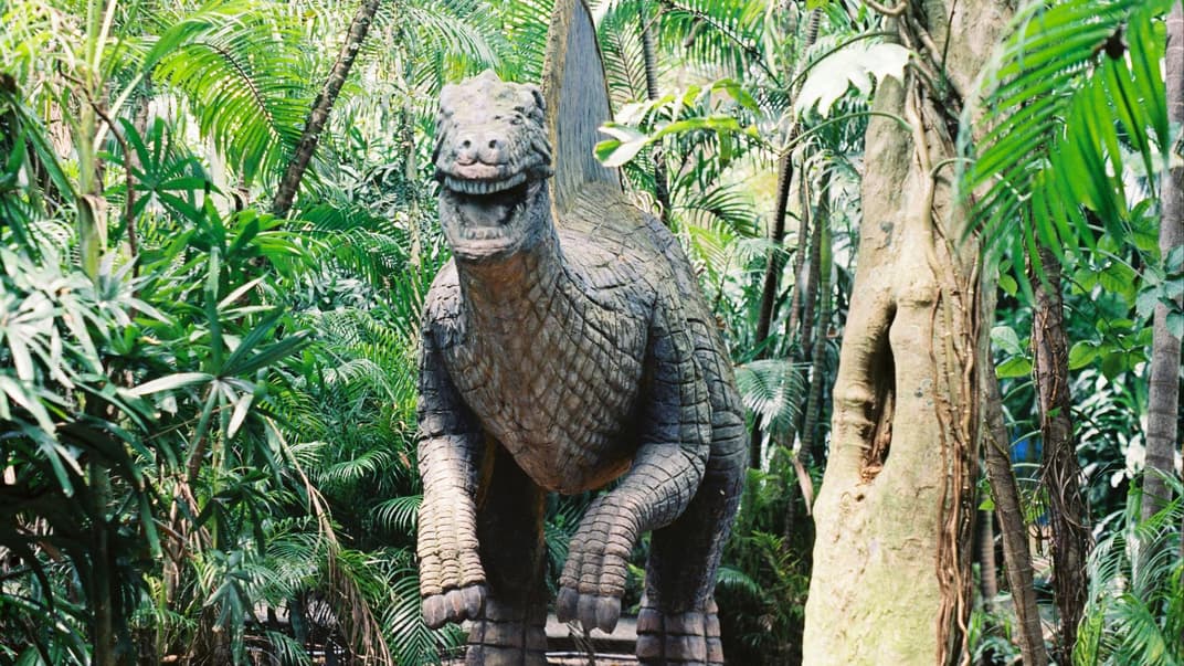 Großer Dinosaurier im Park.
