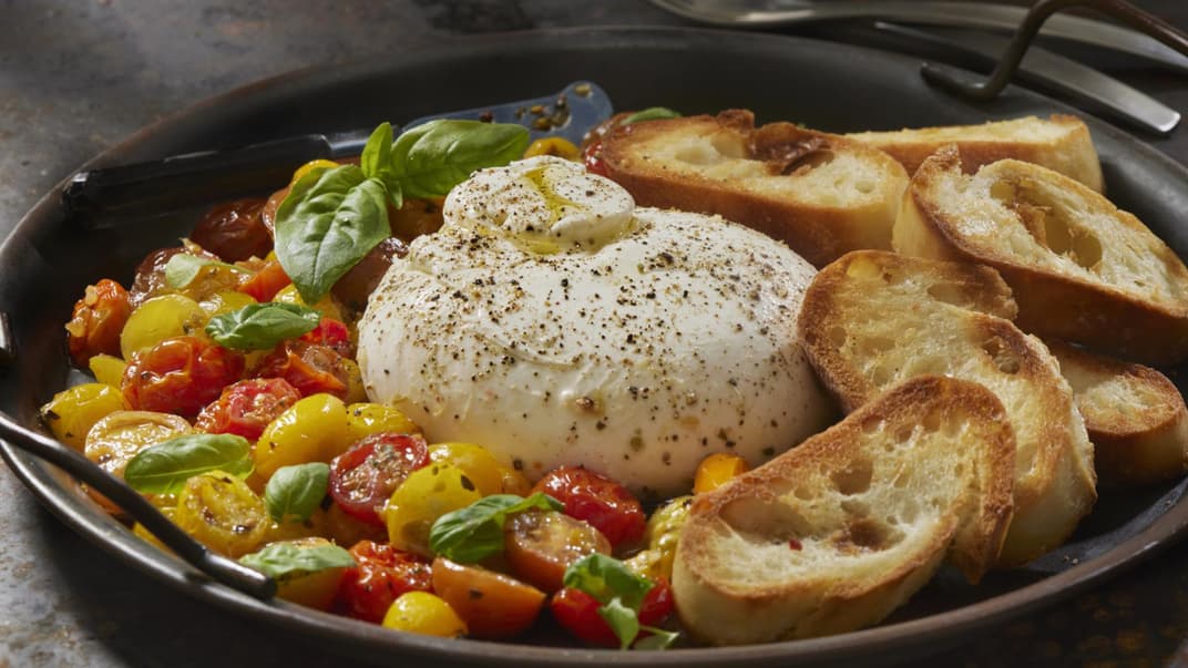Burrata mit Tomate und Brot